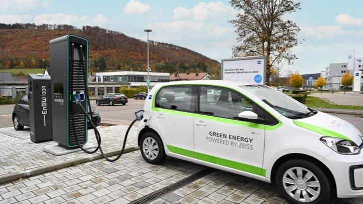 Carga de vehículos eléctricos durante el trabajo