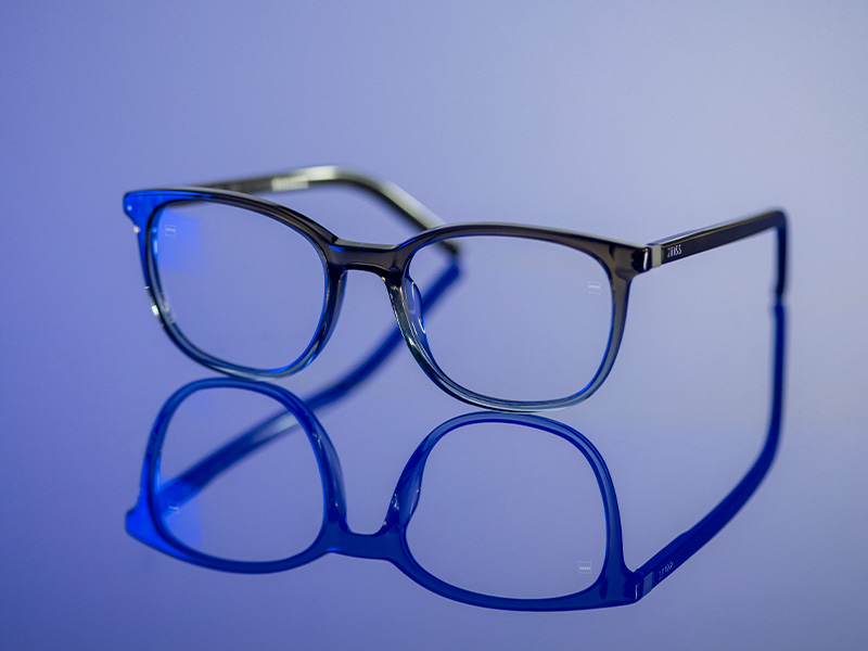 Gafas transparentes sobre una superficie azul brillante.