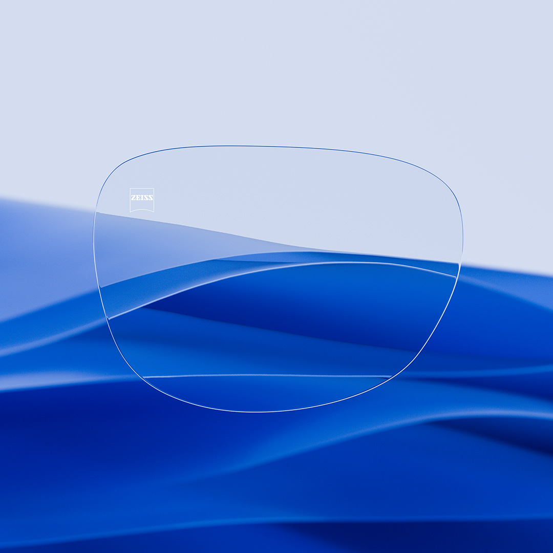 Una lente partida con un lado transparente con ZEISS DuraVision y un lado con arañazos sobre la lente.