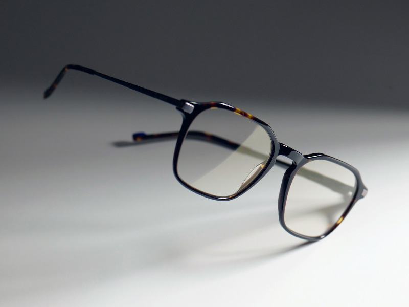 Una imagen de unas gafas transparentes con montura marrón y el sutil tono dorado de ZEISS DuraVision Gold UV.