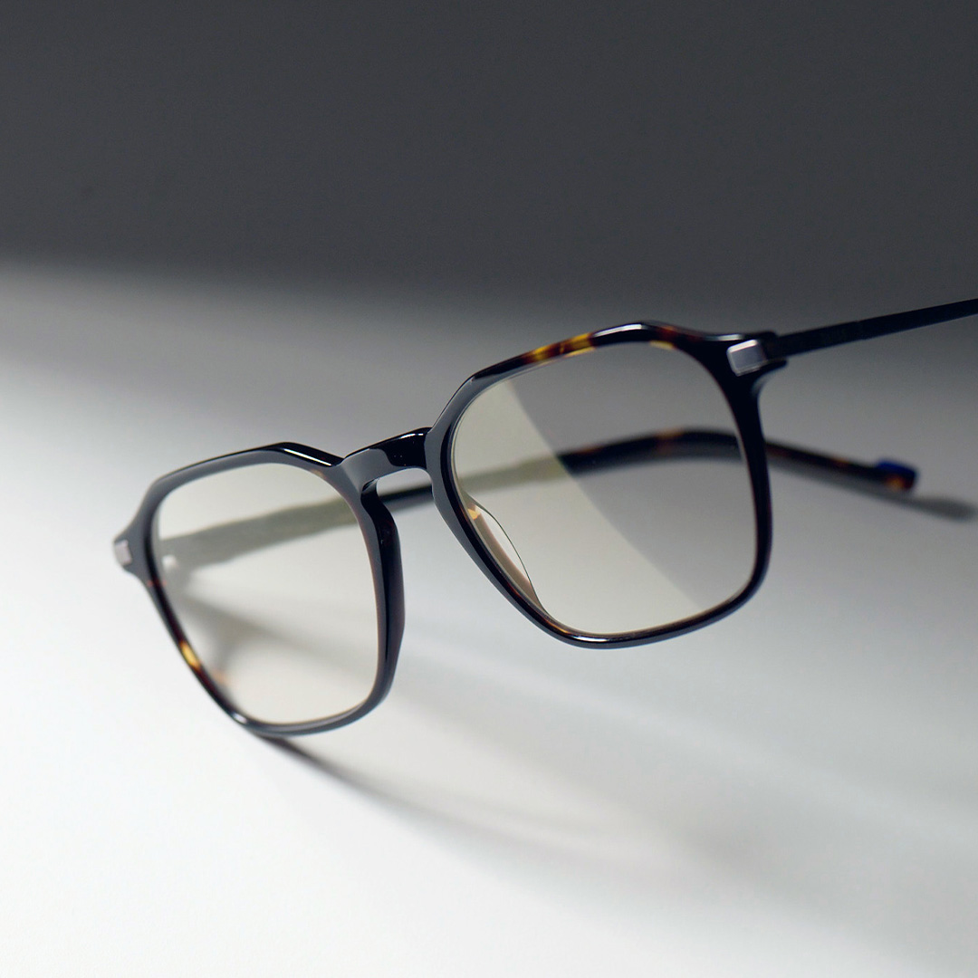 Imagen de gafas con fondo gris.