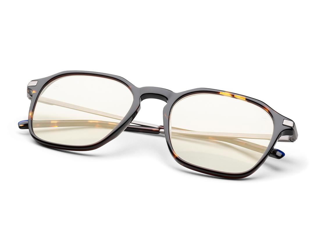 Gafas transparentes con montura marrón y el protector antirreflejos ZEISS DuraVision Gold UV.