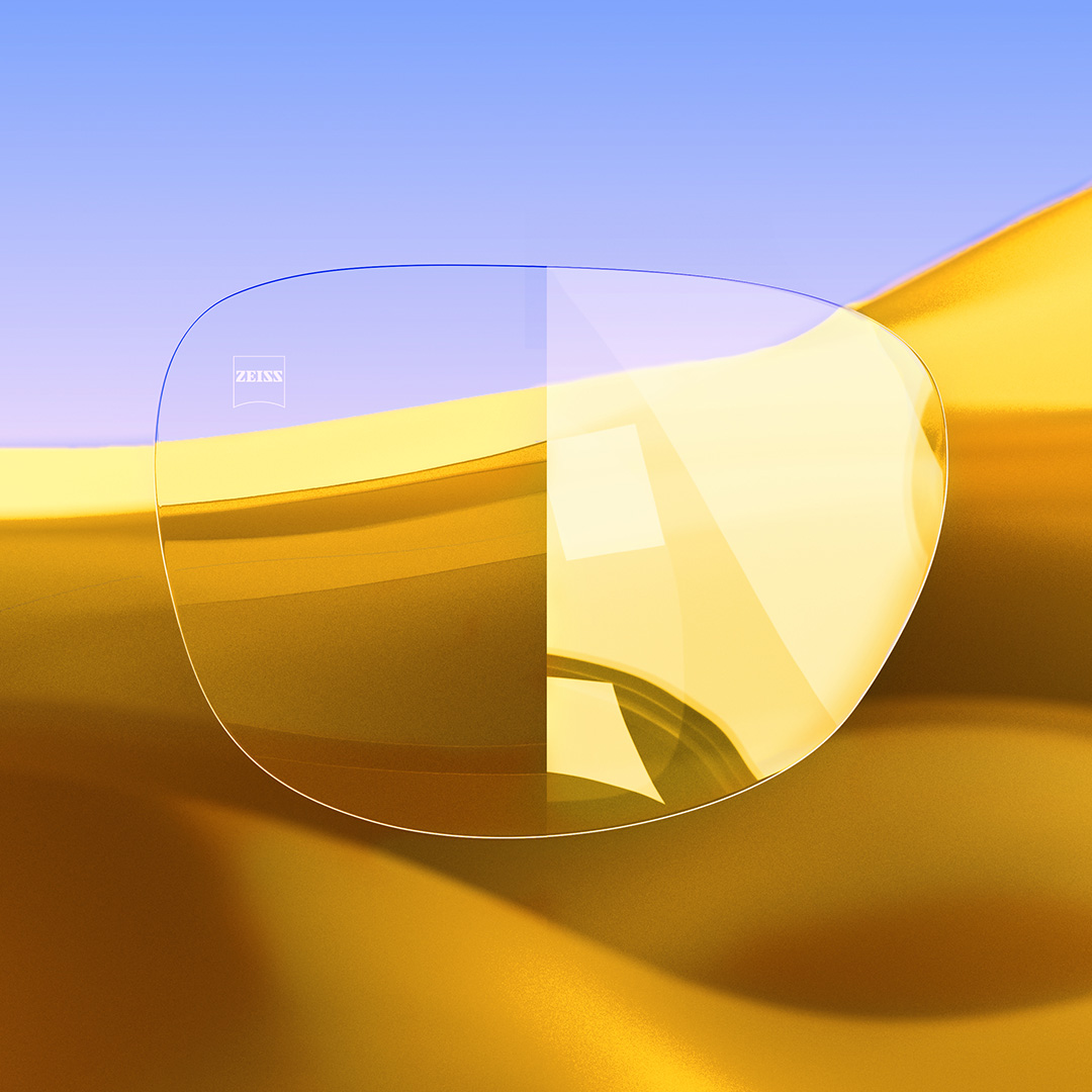 Una lente partida con un lado transparente con ZEISS DuraVision Gold UV y un lado con intensos reflejos de luz en la lente. 