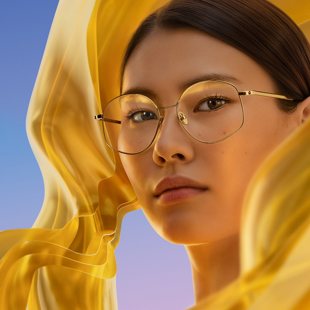 Mujer con lentes con protector antirreflejos ZEISS DuraVision Gold UV, que muestra el sutil reflejo dorado en la lente.