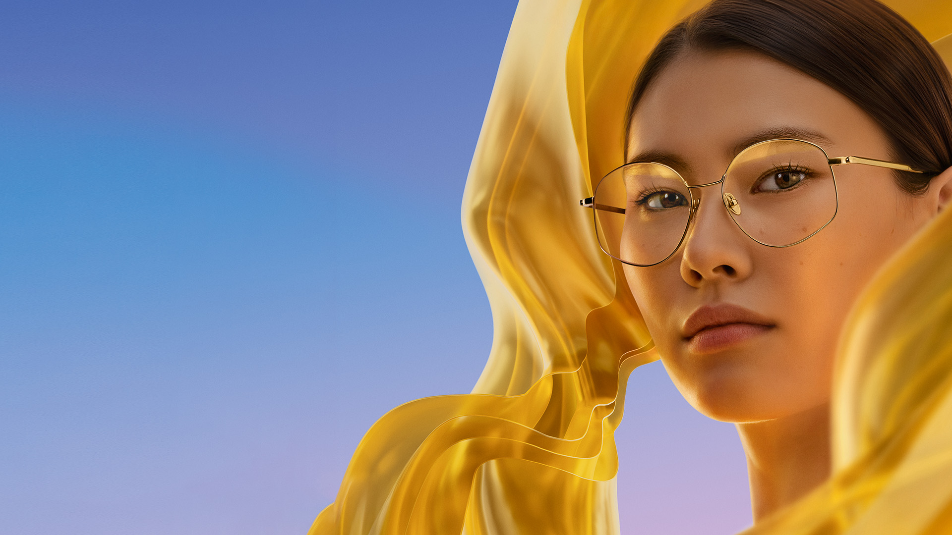Mujer con lentes con protector antirreflejos ZEISS DuraVision Gold UV, que muestra el sutil reflejo dorado en la lente.