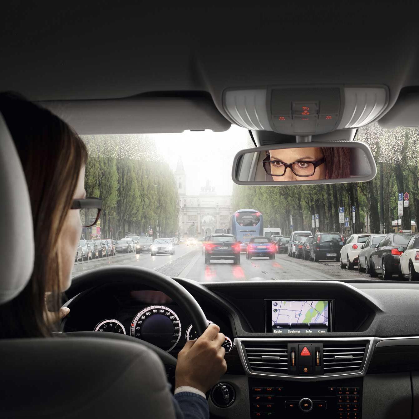 Dificultad al enfocar cuando la mirada cambia entre la carretera y el cuadro de mandos
