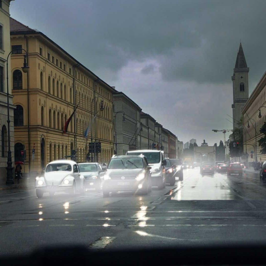 Mala visibilidad en condiciones de poca luz por lluvia, polvo o por la noche 