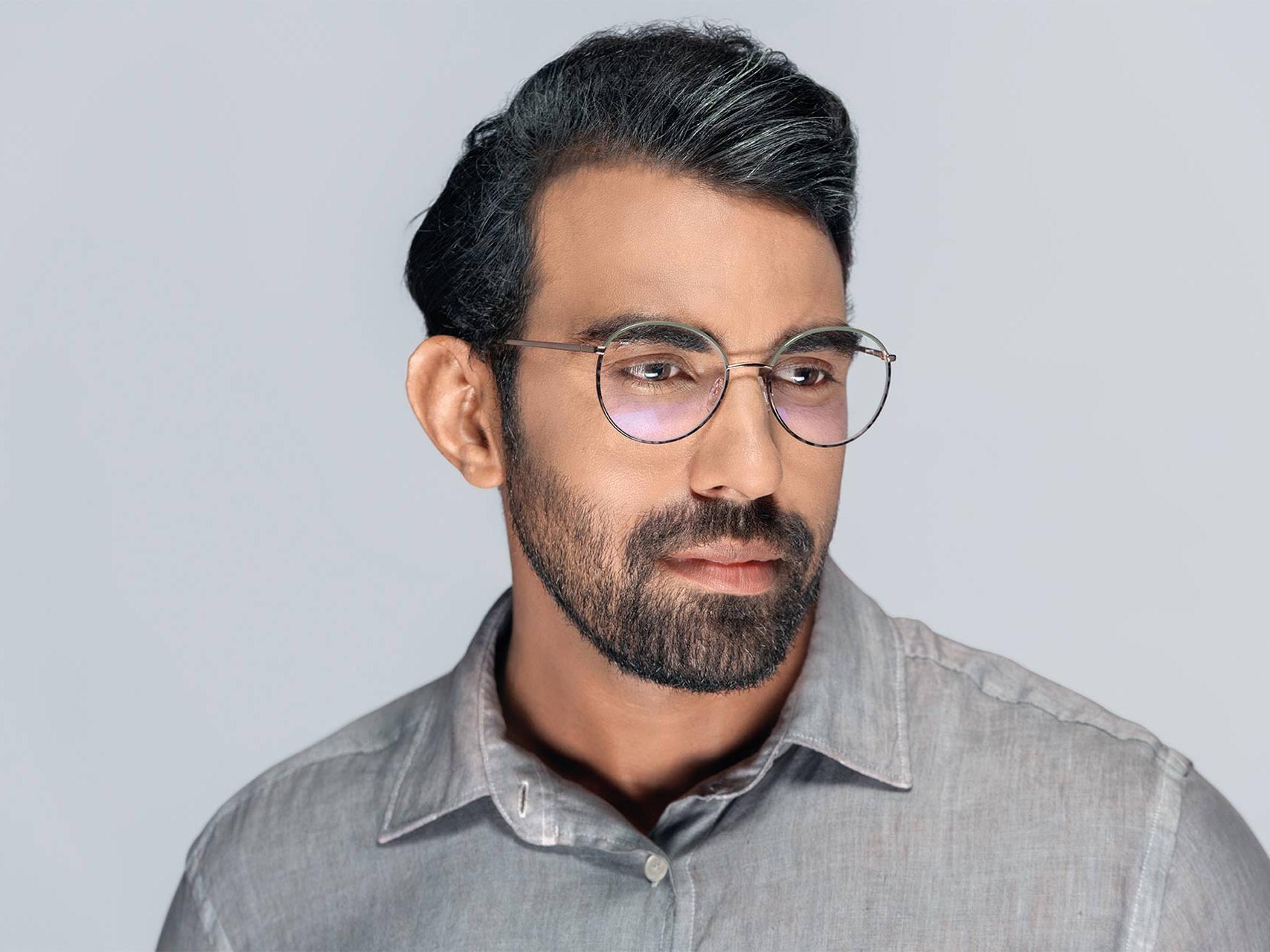 Un hombre y una mujer de mediana edad con lentes progresivas ZEISS Light 2.