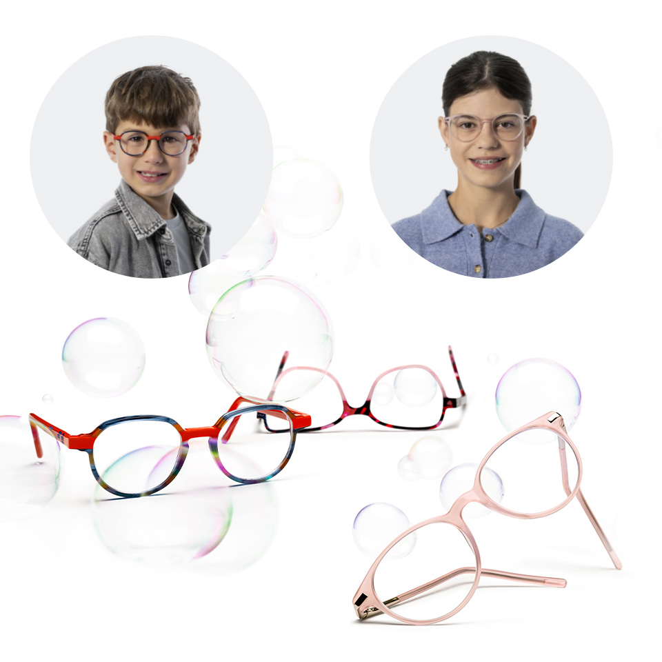 Un retrato fotográfico de un joven con gafas, con otro retrato fotográfico de una niña mayor con gafas al lado. Debajo de los dos retratos, hay varias monturas de gafas y lentes.