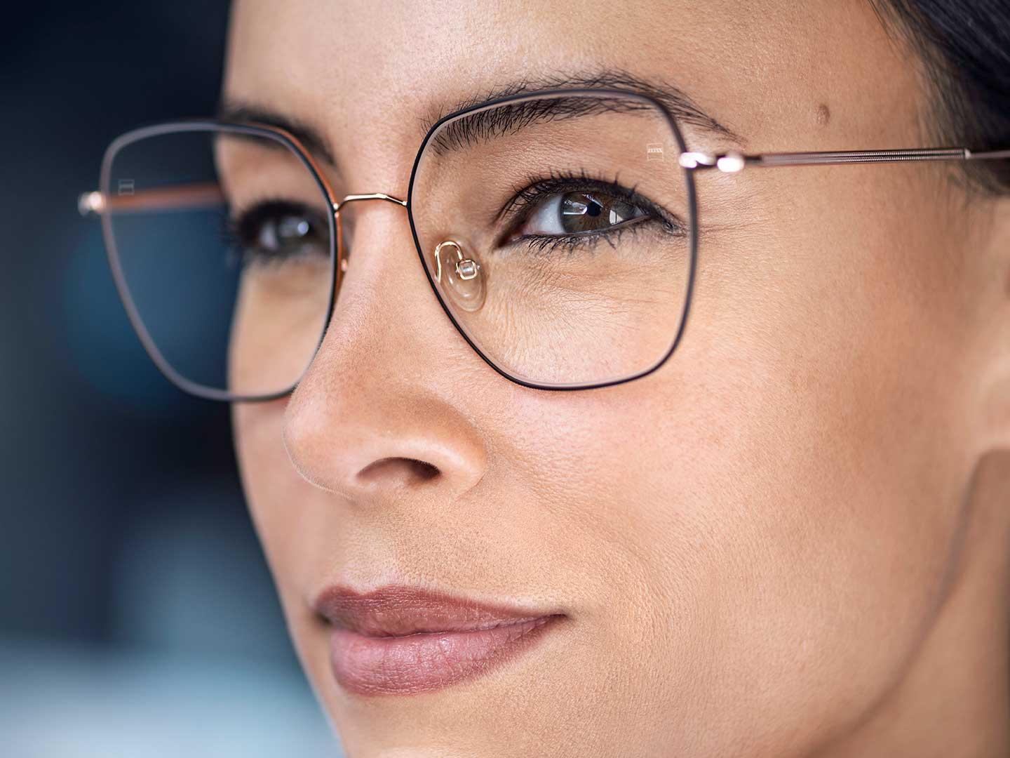Oscuridad similar a la de unas gafas de sol en exteriores y claridad absoluta en interiores