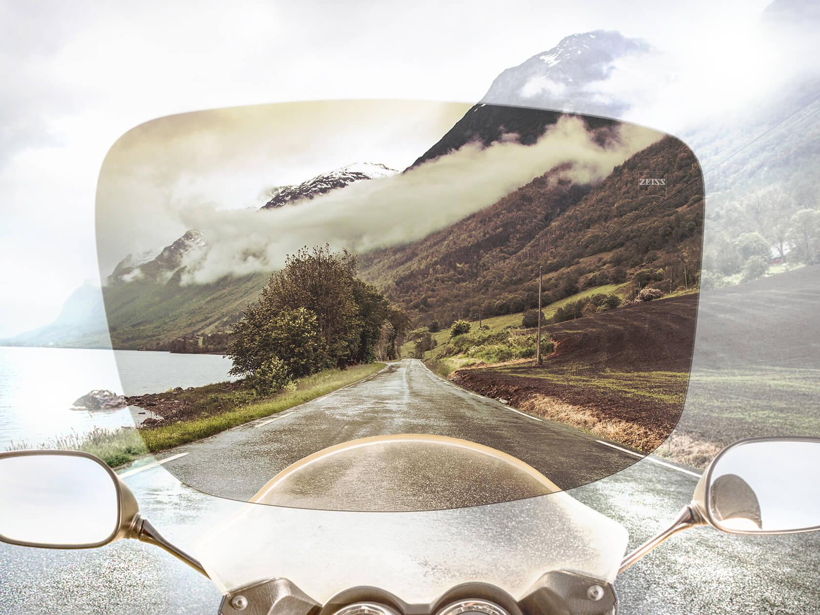 Vista de la calle y el paisaje desde la perspectiva del conductor a través de las lentes para gafas de sol Skylet de ZEISS 