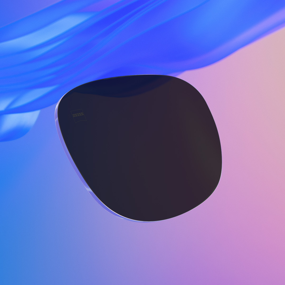 Imagen con una barra deslizante en la que una mitad muestra unas lentes de sol graduadas de ZEISS con un tinte muy intenso y la otra mitad muestra las mismas lentes pero con un tinte menos intenso.