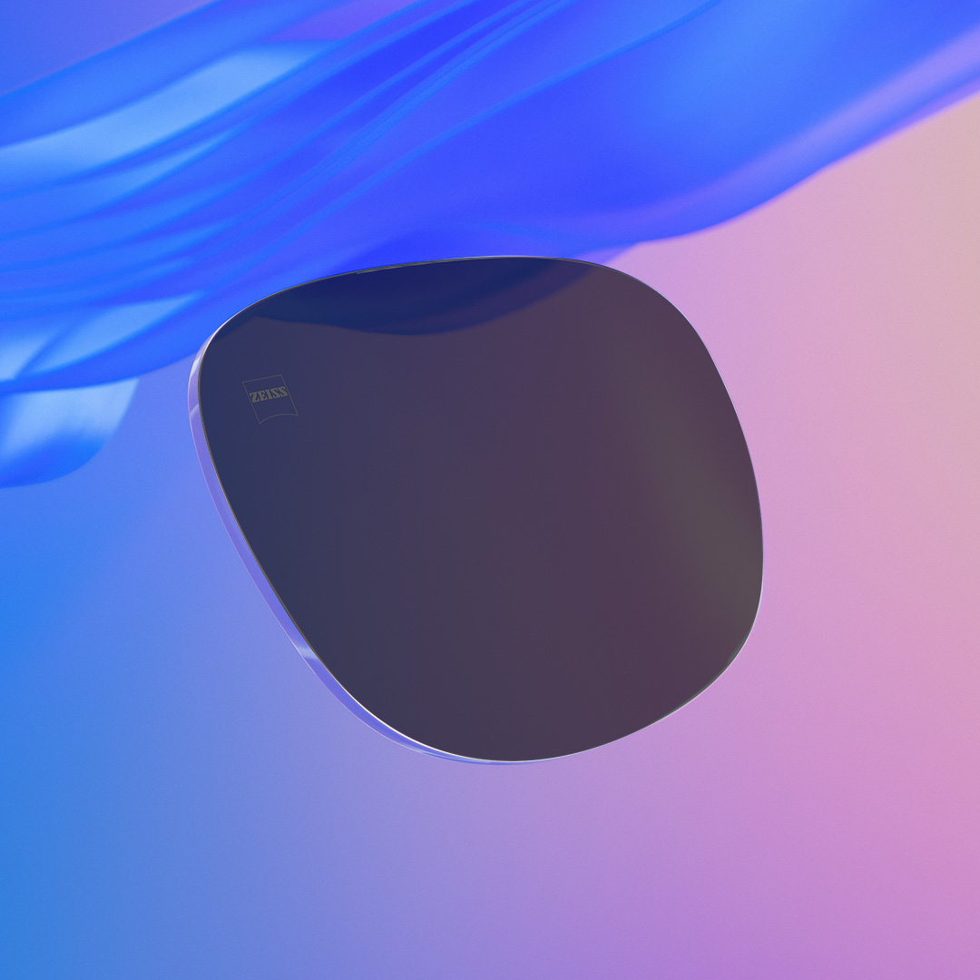 Imagen con una barra deslizante en la que una mitad muestra unas lentes de sol graduadas de ZEISS con un tinte muy intenso y la otra mitad muestra las mismas lentes pero con un tinte menos intenso.