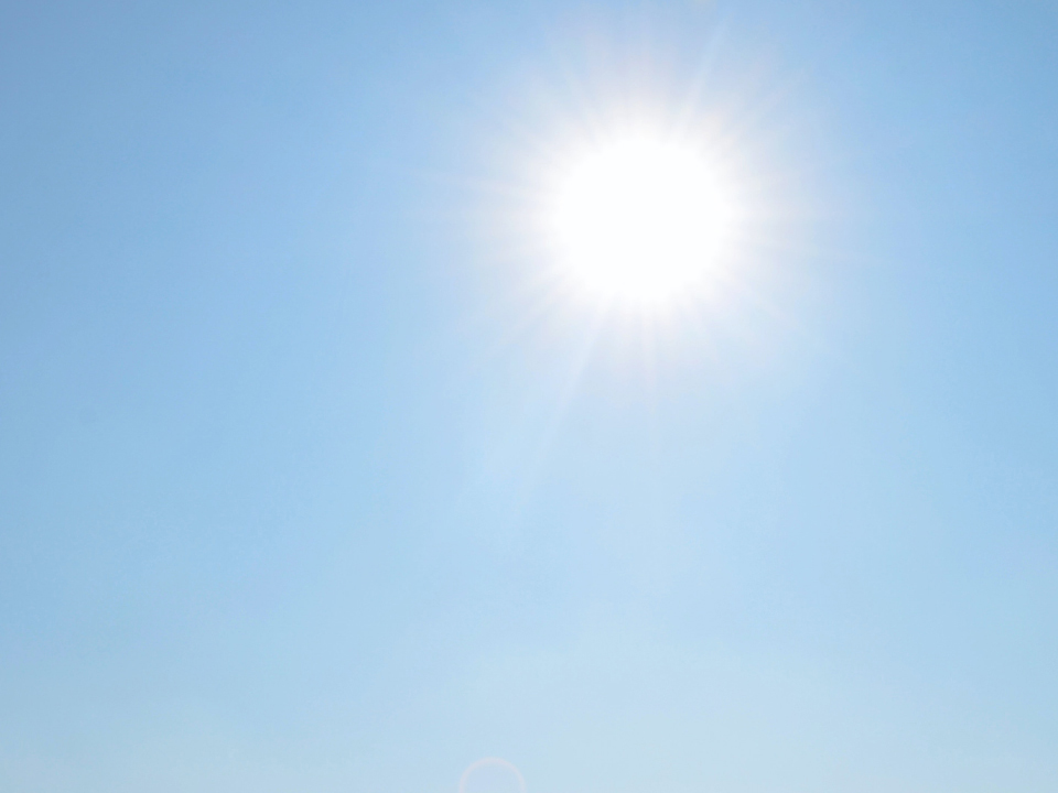 Una imagen del sol y el cielo azul. 