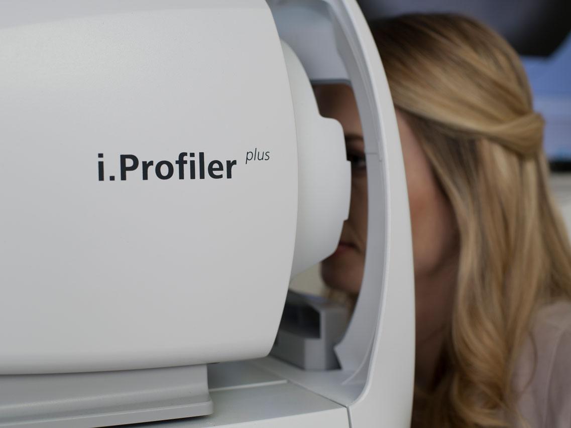 ZEISS i.Profiler®plus puede medir más de 1.500 puntos de referencia de cada ojo en tan solo 60 segundos.