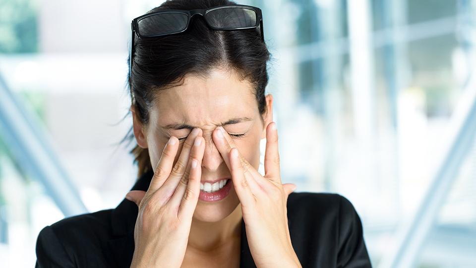 Algunas personas sufren dolor de cabeza durante años y no saben por qué.