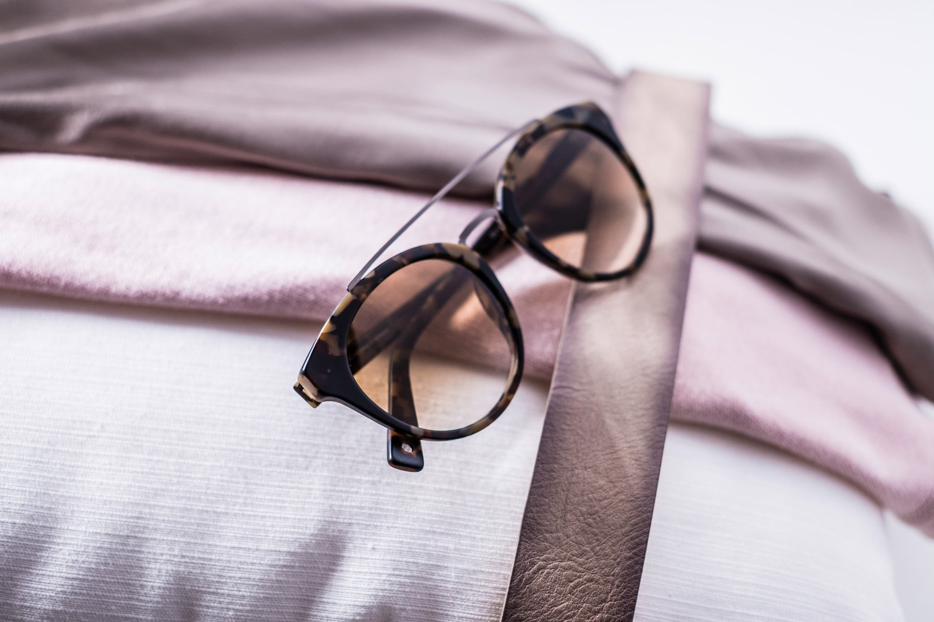 La marca CE que aparece en el interior de las gafas de sol indica si ofrecen protección UV, pero solo garantizan una protección UV de hasta 380 nm.