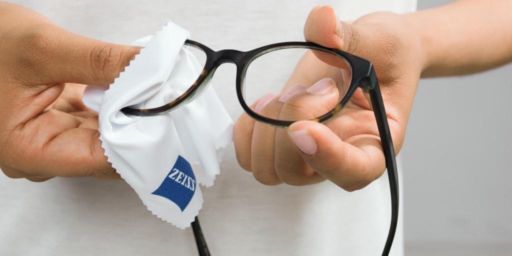 https://www.zeiss.es/content/dam/vis-b2c/reference-master/images/better-vision/health-prevention/what-s-the-right-way-to-clean-and-care-for-your-glasses-/zeiss-cleaning-frames.jpg/_jcr_content/renditions/original.image_file.1024.512.0,212,1919,1171.file/zeiss-cleaning-frames.jpg