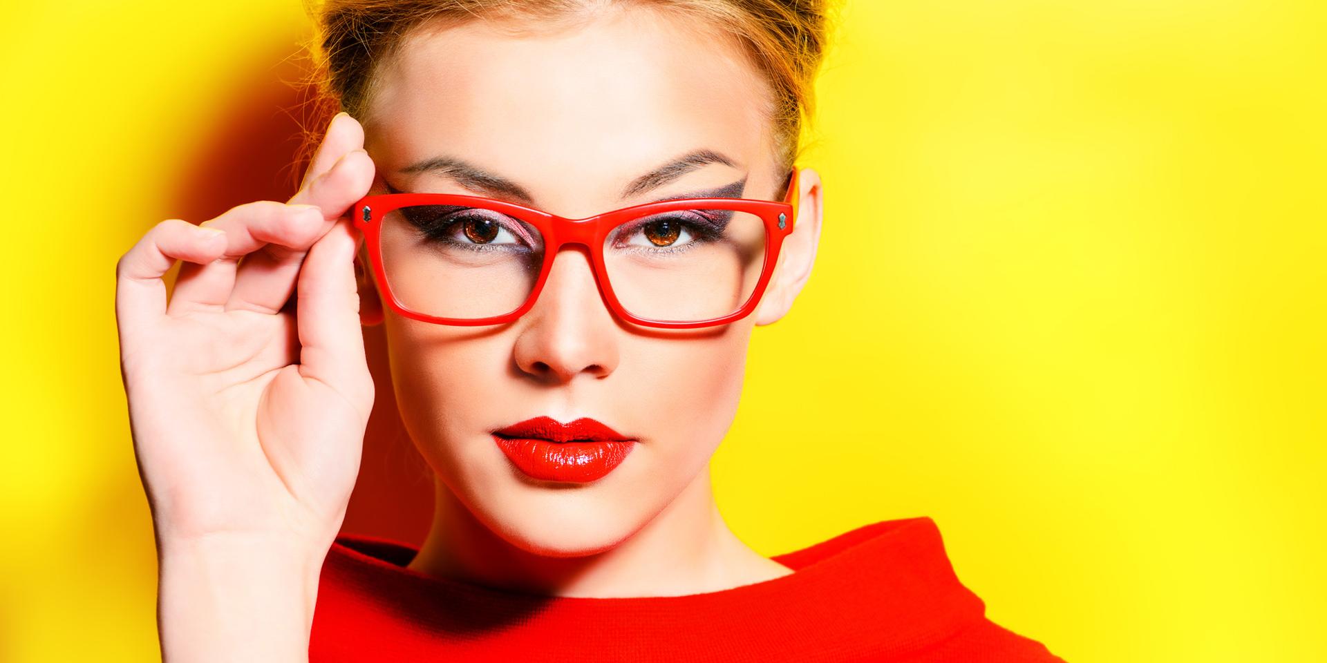 Consejos de maquillaje para las mujeres que llevan gafas y lentes de contacto
