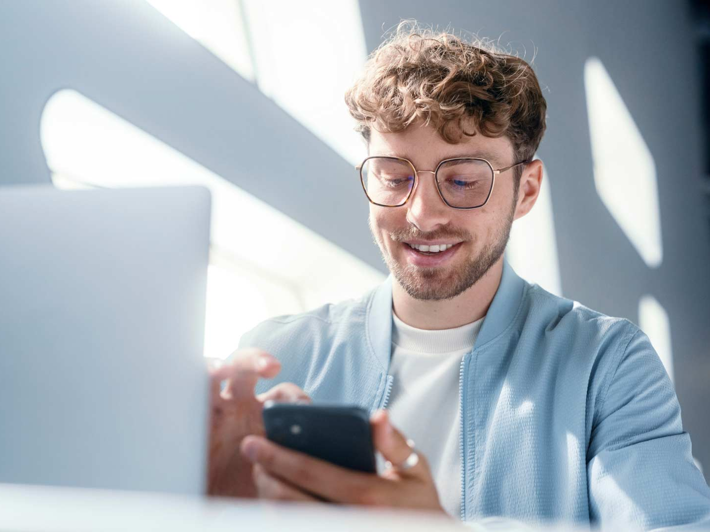  Incluso en días despejados, las lentes PhotoFusion X se vuelven muy transparentes en los espacios cerrados, ofreciendo la mejor calidad de visión.