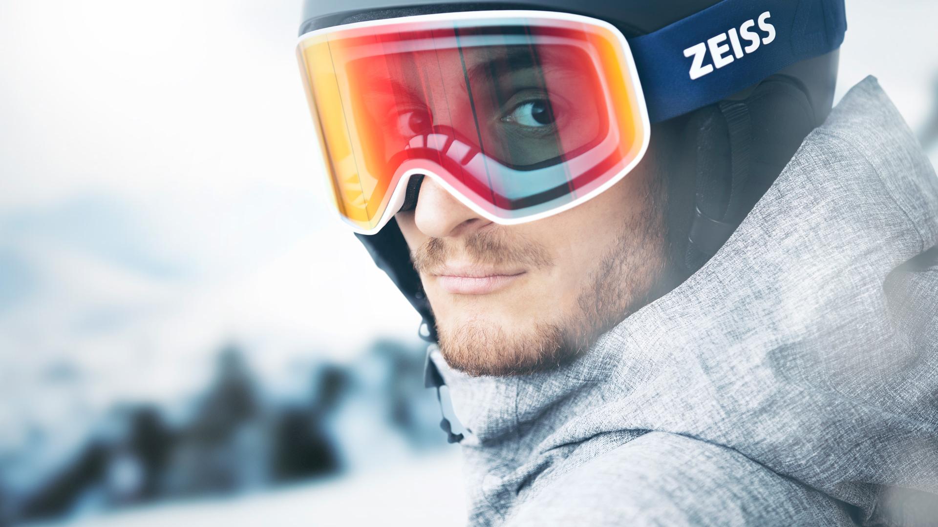 Un hombre con gafas para nieve de ZEISS