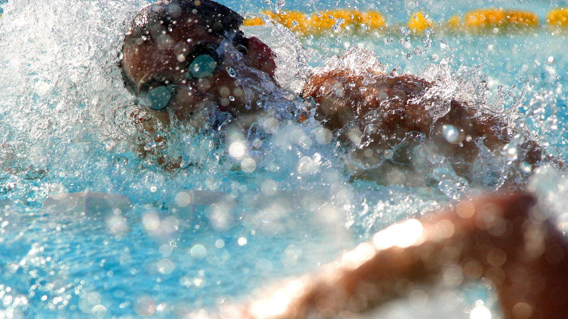 Un hombre nadando en una piscina