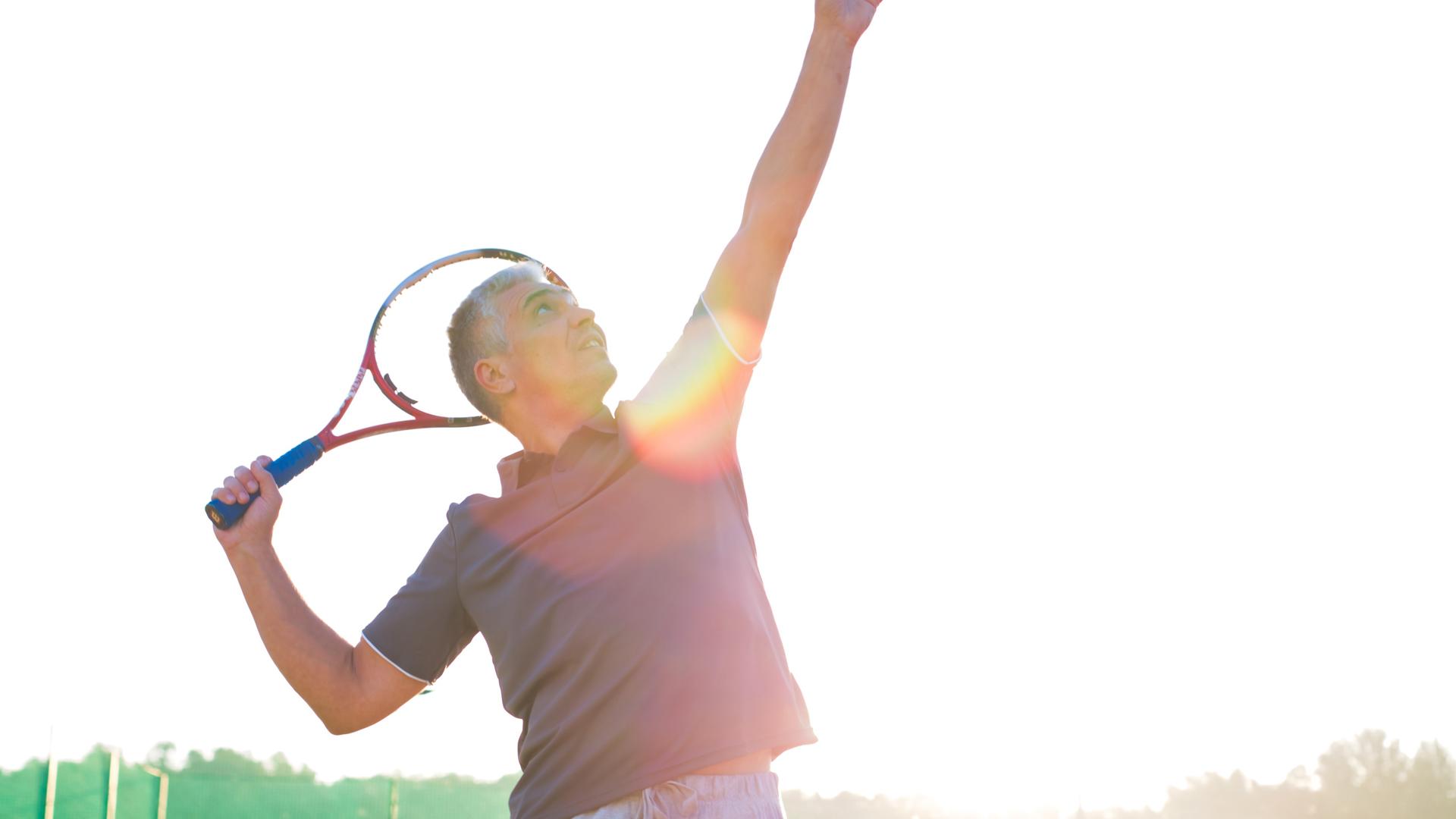 Un hombre jugando al tenis