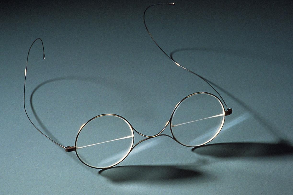 Gafas bifocales del tipo inventado por Benjamin Franklin (aprox. 1860). Museo Óptico de Oberkochen
