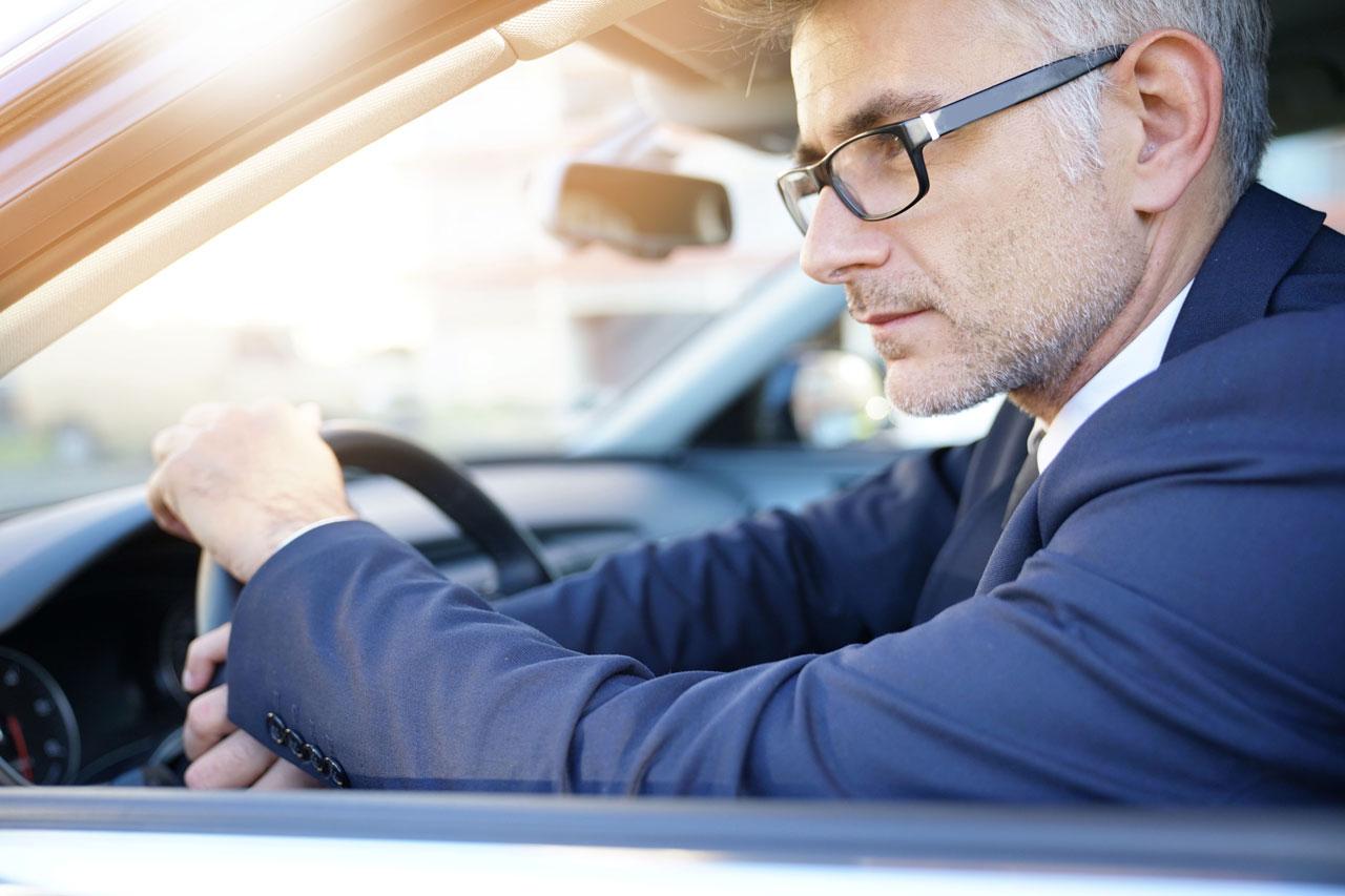 Hombre de negocios conduciendo al trabajo