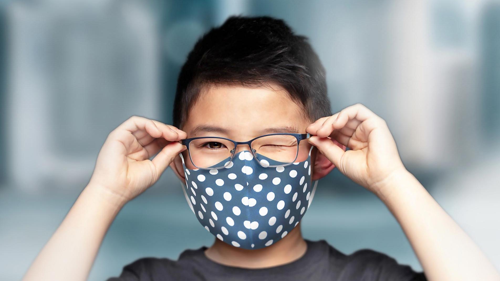 Un niño con mascarilla y gafas sin empañar