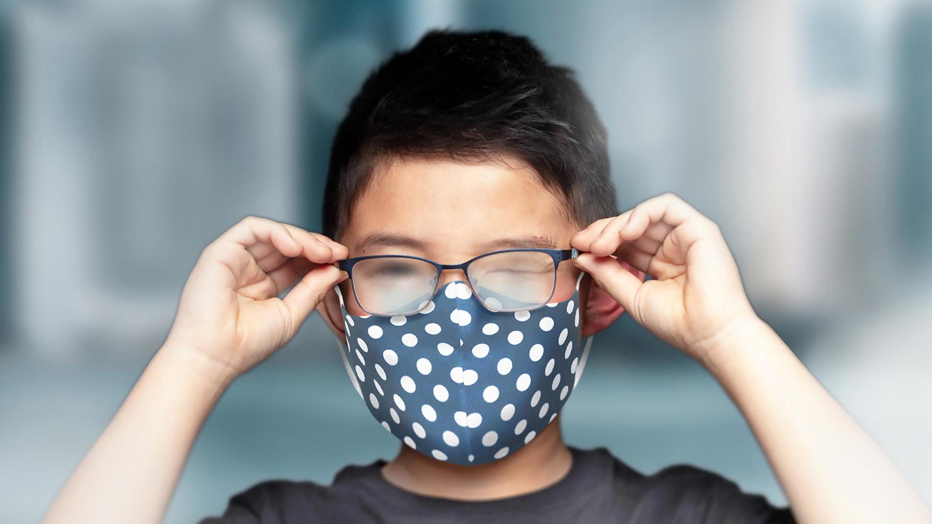 Un niño con mascarilla y gafas empañadas