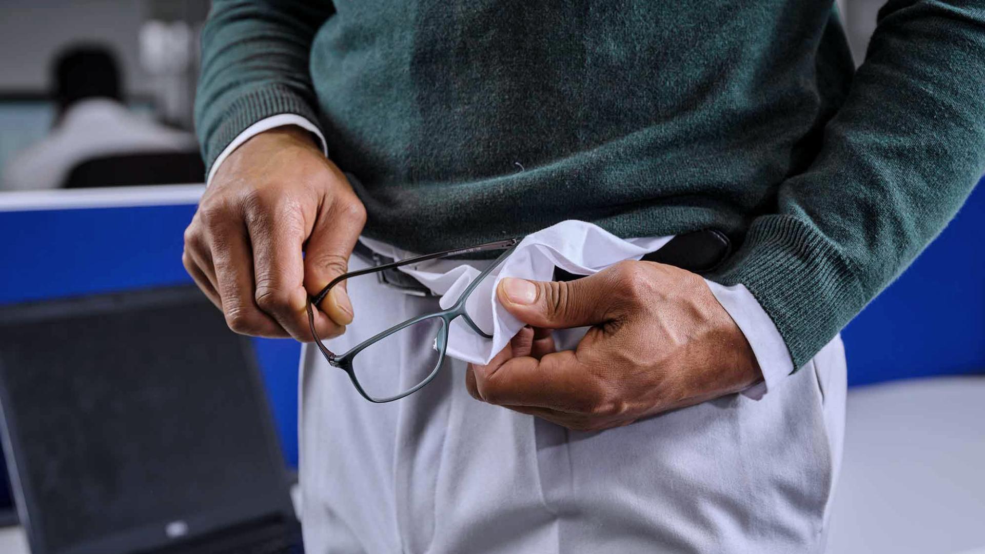 No uses pañuelos, ni la corbata o la manga de la camisa para limpiar las gafas.