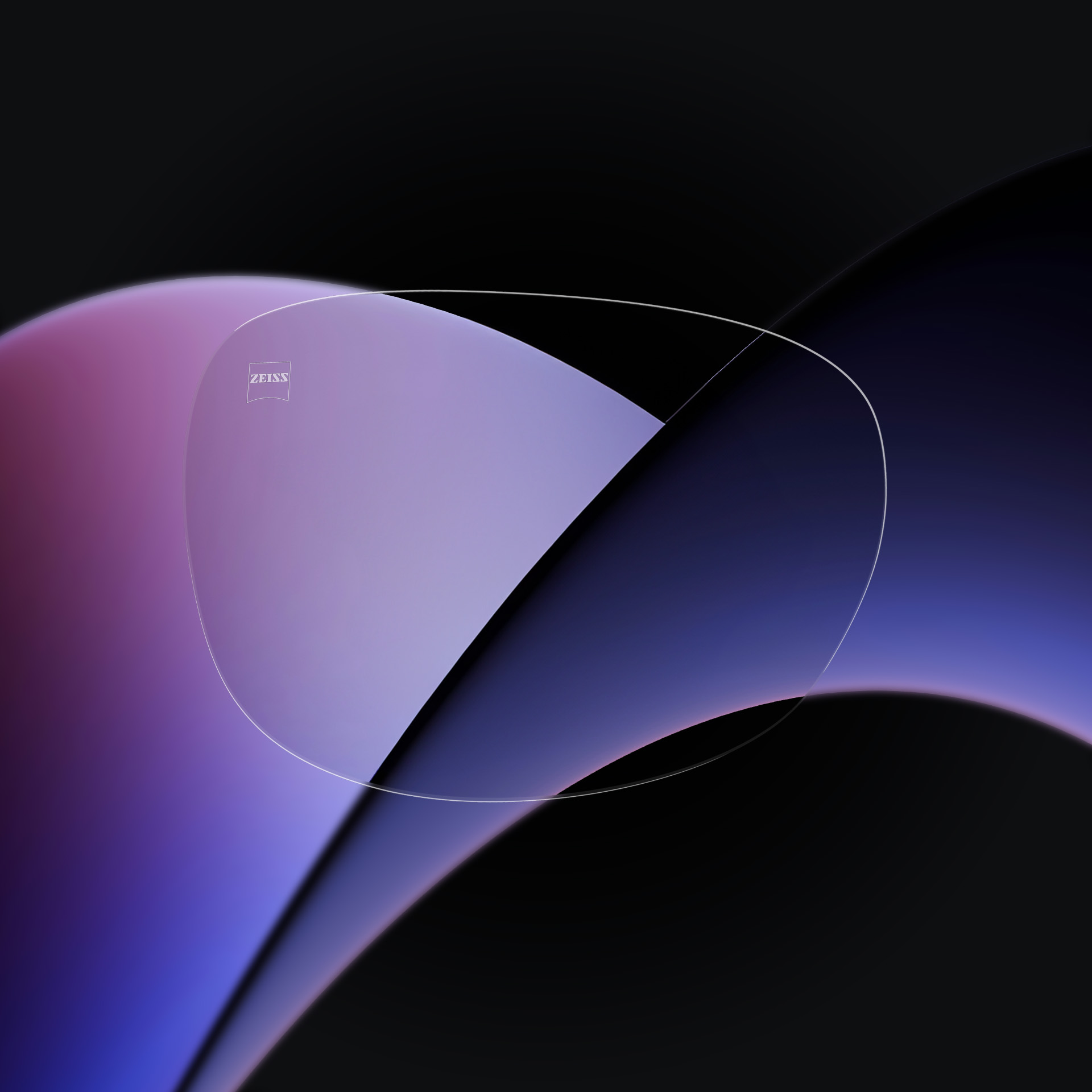 Una lente ZEISS ClearMind con un fondo negro delante.