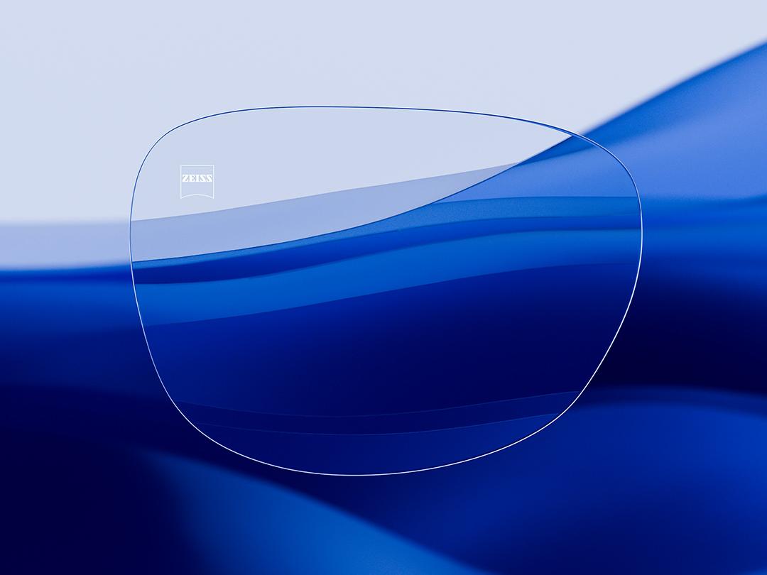 Imagen dividida que muestra una lente ZEISS en una mitad, caracterizada por su claridad y limpieza, y una lente convencional muy reflectante en la otra mitad, lo que resalta el contraste en relación con la calidad óptica.