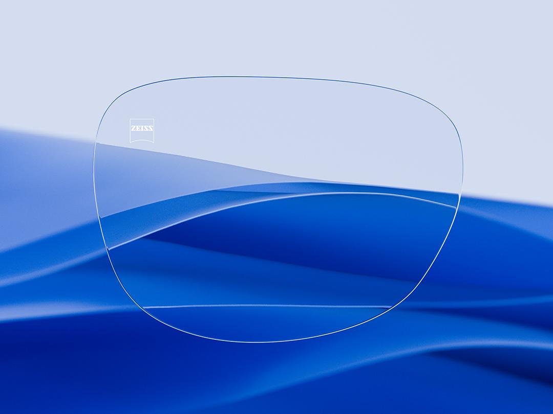 Imagen dividida que muestra una lente ZEISS en una mitad, caracterizada por su claridad y limpieza, y una lente convencional rayada en la otra mitad, lo que resalta el contraste en relación con la durabilidad. 