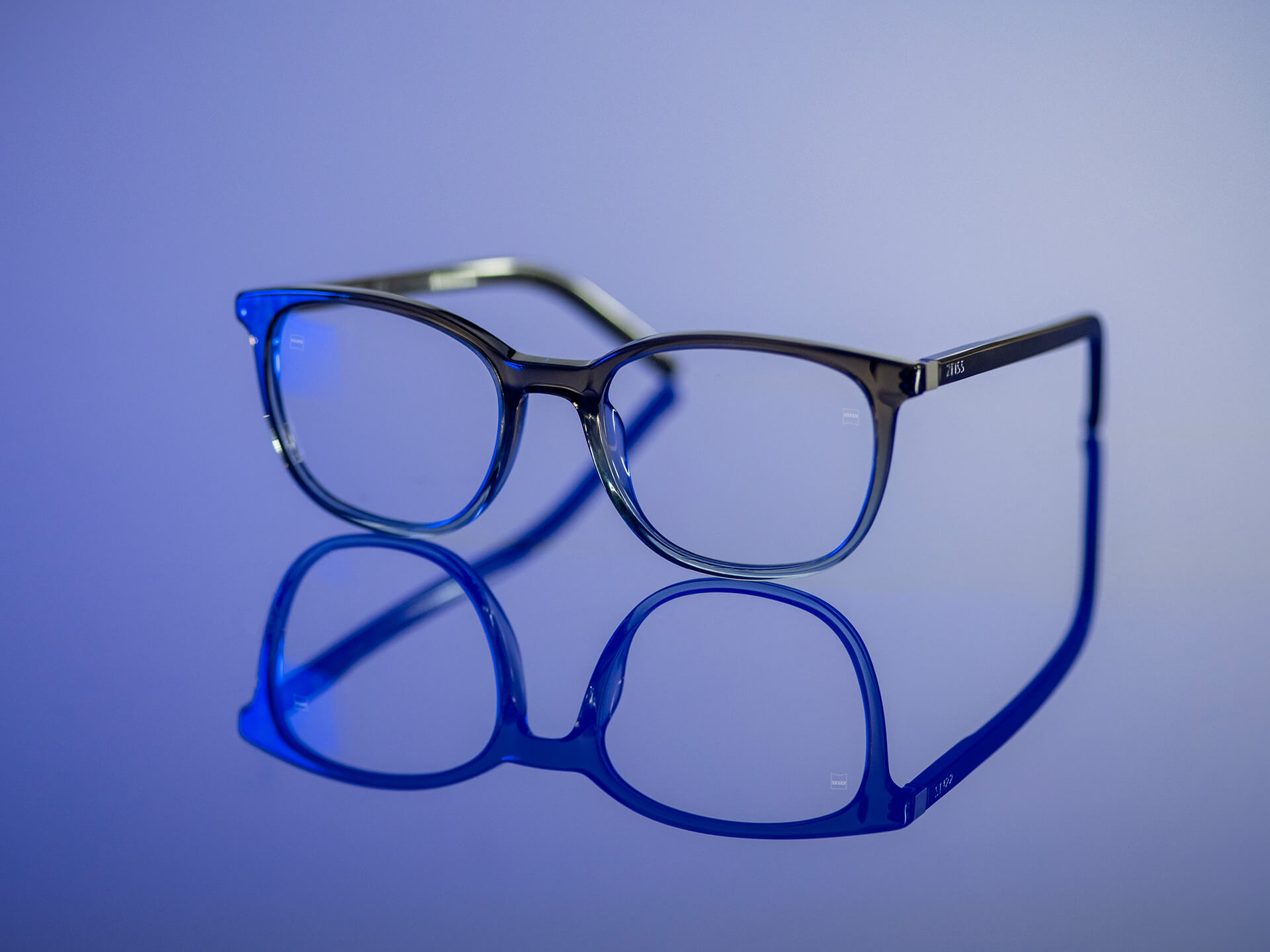 Gafas que se pueden ver con luz azulada y que disponen de lentes ZEISS con material de lente BlueGuard. Solo es visible un reflejo azulado muy reducido en las lentes.