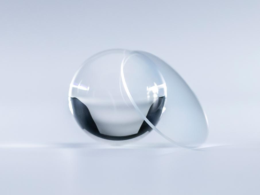 Una lente con protector ZEISS Platinum es transparente sin reflejos en comparación con la bola de cristal que tiene al lado.