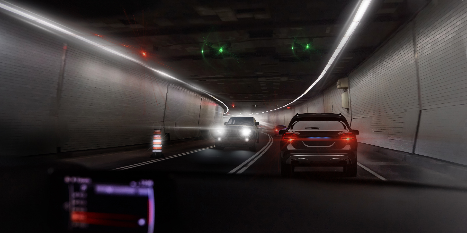 Dos imágenes de un conductor en un túnel con tráfico en sentido contrario, mostrando en una imagen el deslumbramiento del coche y las luces del túnel y en la otra imagen un deslumbramiento claramente reducido.