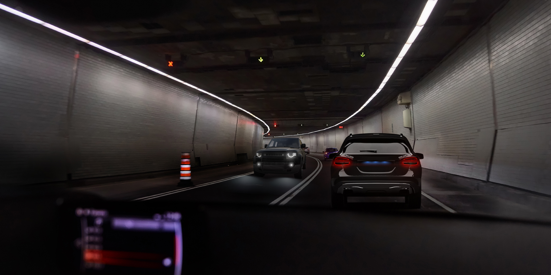 Dos imágenes de un conductor en un túnel con tráfico en sentido contrario, mostrando en una imagen el deslumbramiento del coche y las luces del túnel y en la otra imagen un deslumbramiento claramente reducido.