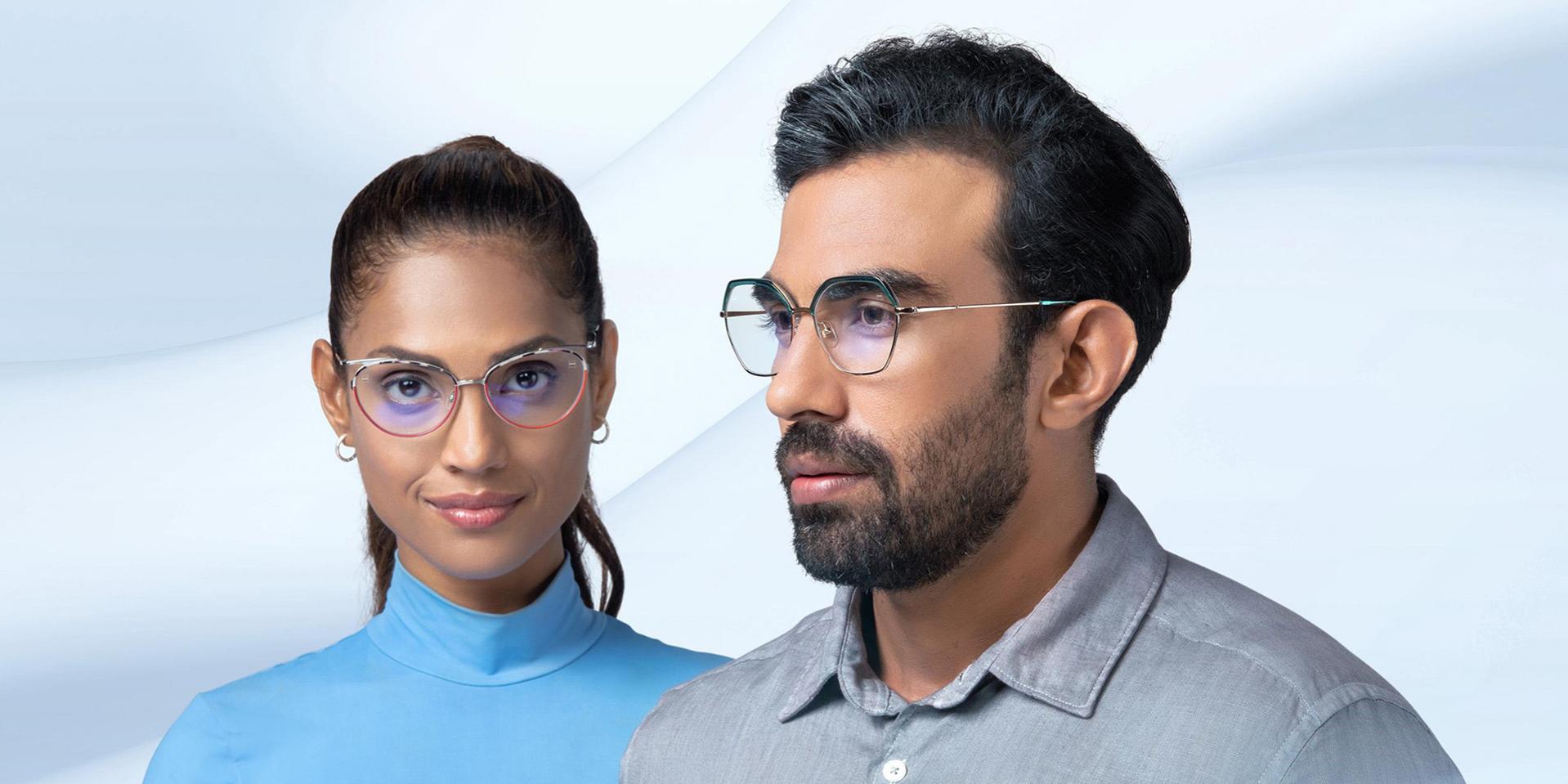 Un hombre y una mujer de mediana edad con lentes progresivas ZEISS Light 2.
