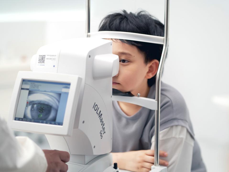 Los ojos de un niño se examinan con un ZEISS IOLMaster.