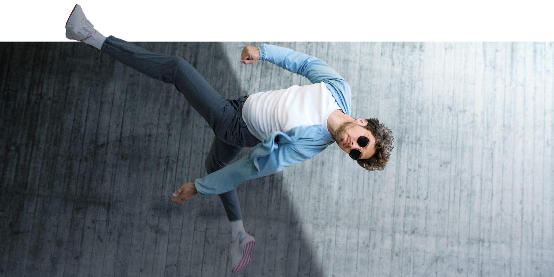  Hombre saltando en el aire con gafas con ZEISS PhotoFusion X tintadas. 