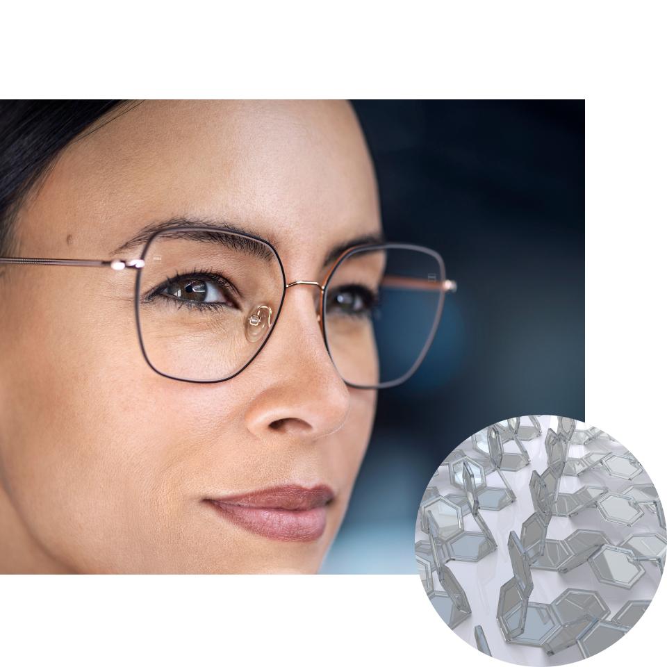 Mujeres con gafas con ZEISS PhotoFusion X transparentes con una visualización de los compuestos de tinte plegados. 