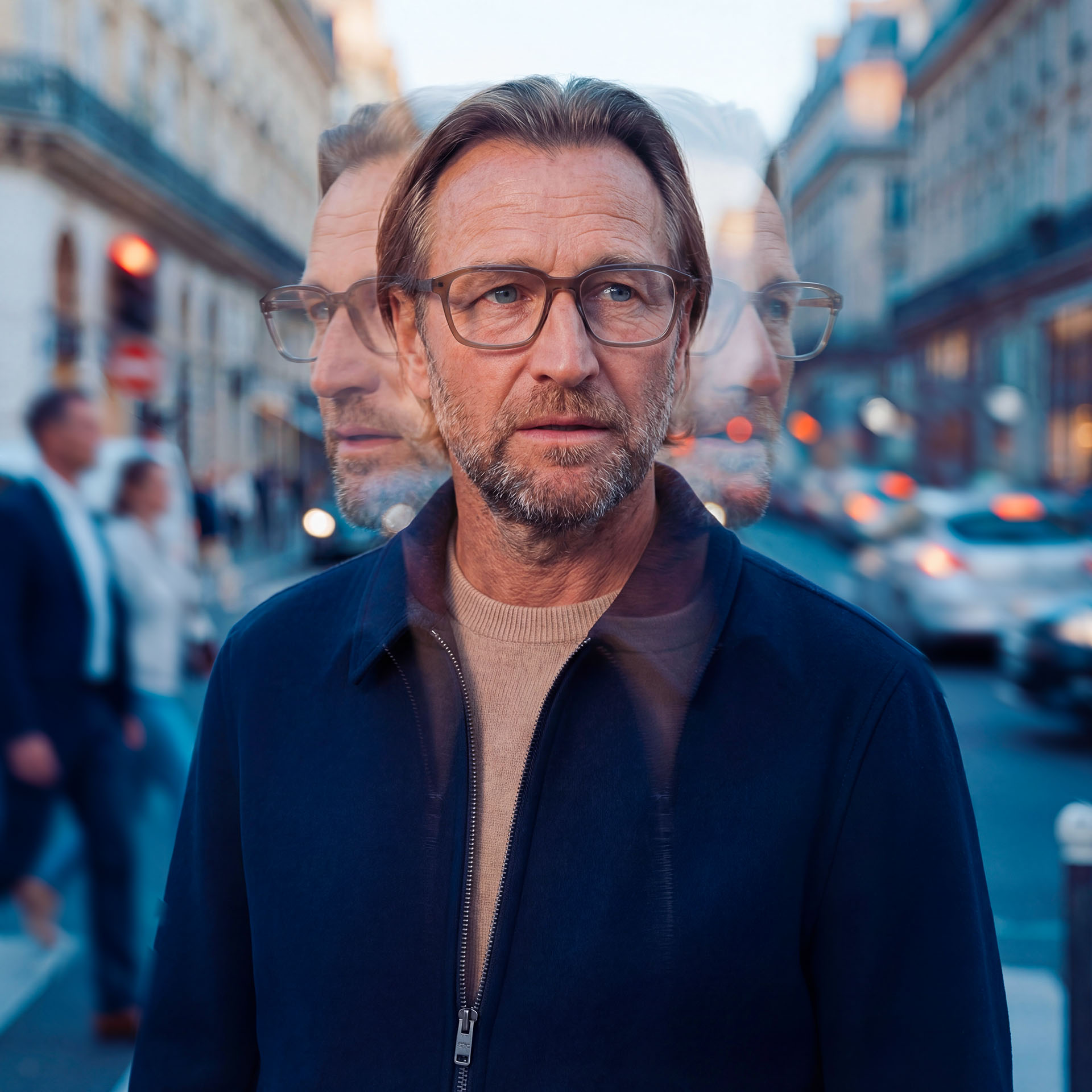Una persona con gafas convencionales en una calle concurrida con efectos de exposición múltiple. 