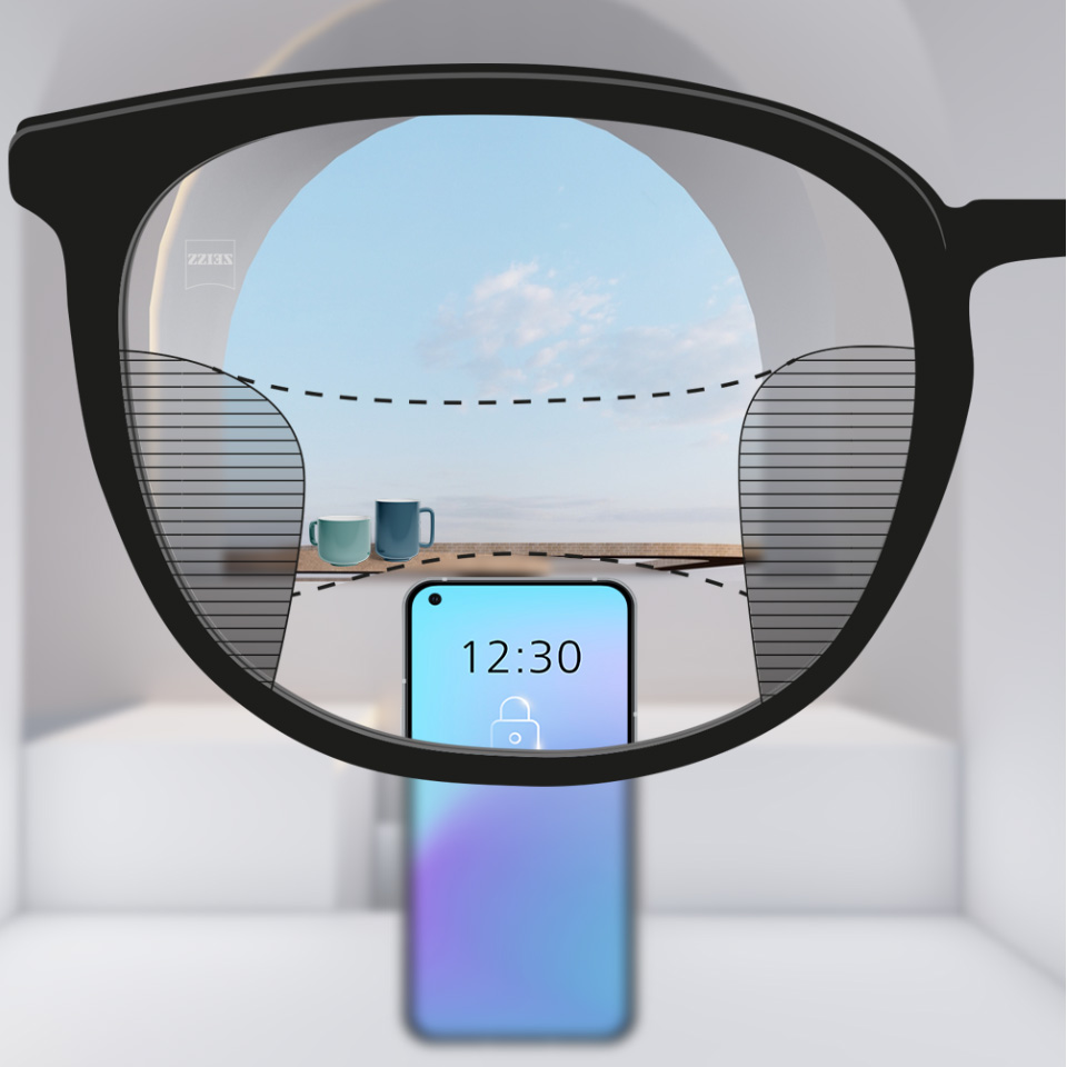 Una imagen deslizante con una lente multifocal convencional a la izquierda, con zonas de visión relativamente limitadas, comparada con una lente a la derecha, que tiene una visión clara a través de una mayor parte de la lente.