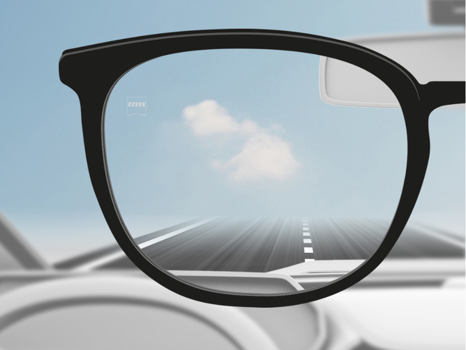 Ilustración esquemática a través de una lente monofocal DriveSafe que muestra una vista clara de la carretera. . 