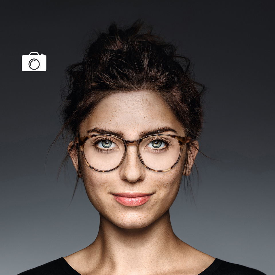 La misma mujer con lentes transparentes, vista a través de una cámara normal y la lente de una cámara UV. Con una cámara UV, la lente parece negra, lo que indica que no deja pasar los rayos UV.  