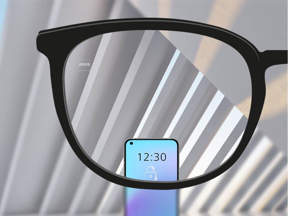 Una imagen con lentes monofocales ZEISS SmartLife con un teléfono inteligente y la lente totalmente despejada. 