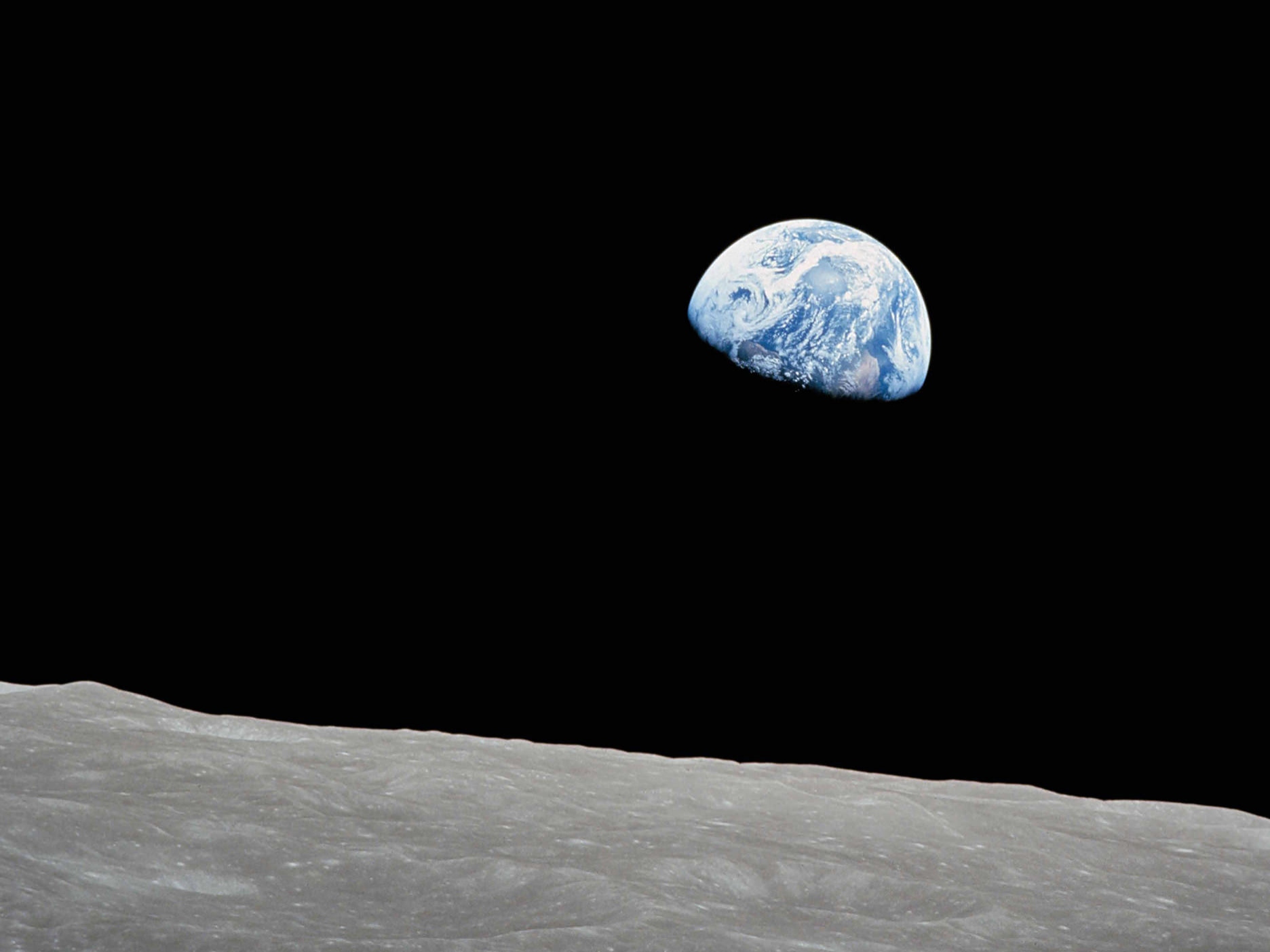 Perspectiva de estar mirando a la tierra desde la superficie de la luna.
