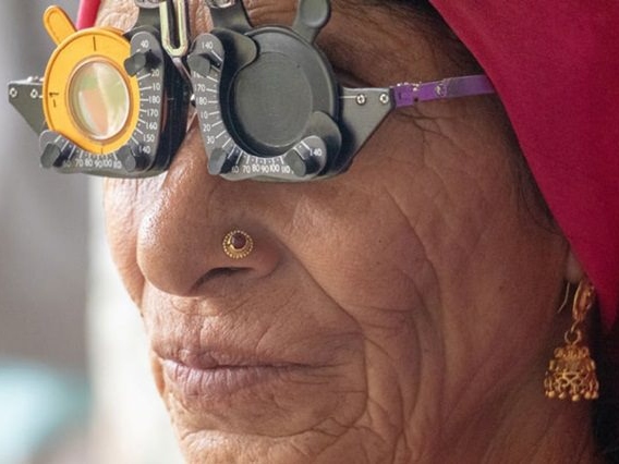 Mujer mayor con gafas de refracción.